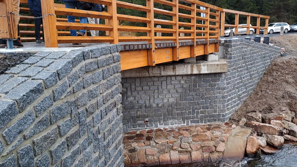 Nejen kolaři se radují, přes říčku Rolavu u Přebuzi byl otevřen nový most